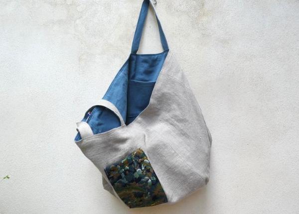 sac cabas entièrement réversible. Un côté en lin ou chanvre ancien couleur naturel et une poche en canevas recyclé. Un côté uni de couleur bleue et une poche ton sur ton.