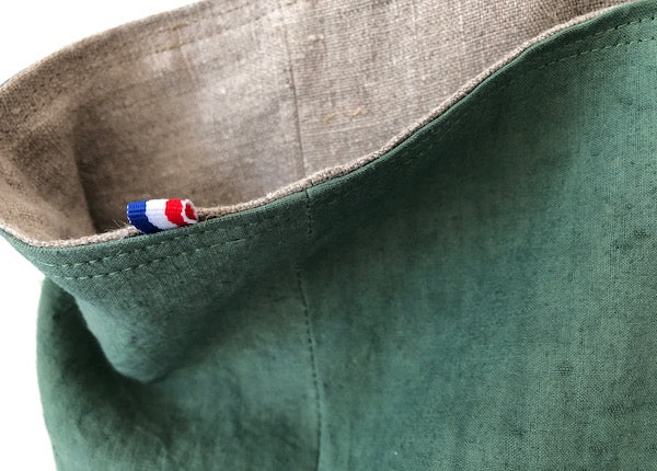 détail d'un sac cabas entièrement réversible en lin ancien teint vert gazon et lin ancien recyclé naturel. Made in France