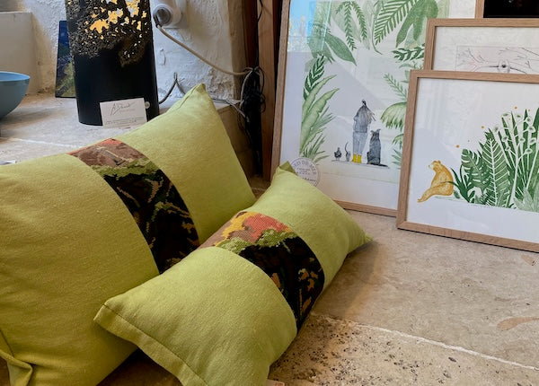 Coussin en lin vert et bande de tapisserie ancienne