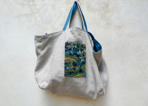 sac cabas entièrement réversible. Un côté en lin ou chanvre ancien couleur naturel et une poche en canevas recyclé. Un côté uni de couleur bleue et une poche ton sur ton.