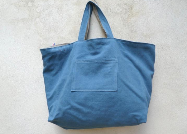 sac cabas entièrement réversible. Un côté en lin ou chanvre ancien couleur naturel et une poche en canevas recyclé. Un côté uni de couleur bleue et une poche ton sur ton.