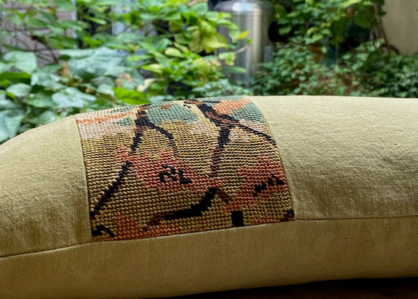 détail de coussin upcyclé en lin ancien vert et canevas