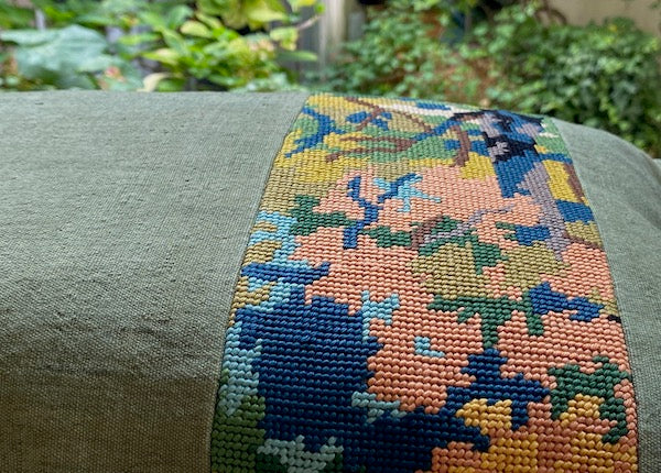 détail de coussin vert en lin ancien et canevas upcyclé