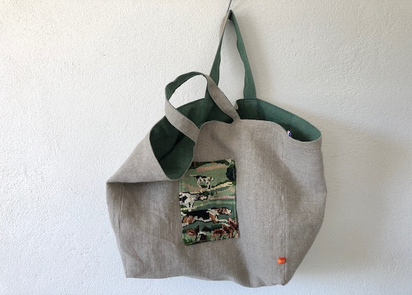 sac cabas entièrement réversible. Un côté en lin ou chanvre ancien couleur naturel et une poche en canevas recyclé. Un côté uni de couleur vert gazon et une poche ton sur ton.