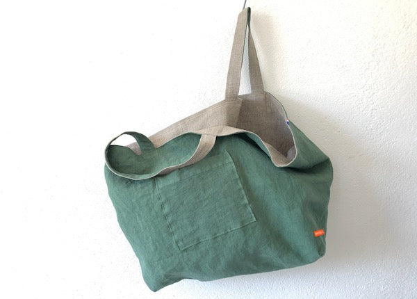 sac cabas entièrement réversible. Un côté en lin ou chanvre ancien couleur naturel et une poche en canevas recyclé. Un côté uni de couleur vert gazon et une poche ton sur ton.