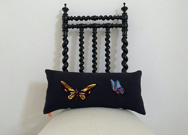 coussin décoratif en lin ancien teint noir et canevas recyclé motif papillons jaune et bleu appliqué au surjet