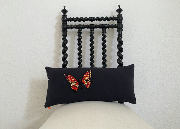 coussin décoratif en lin ancien teint noir et canevas recyclé motif papillon jaune et rouge appliqué au surjet