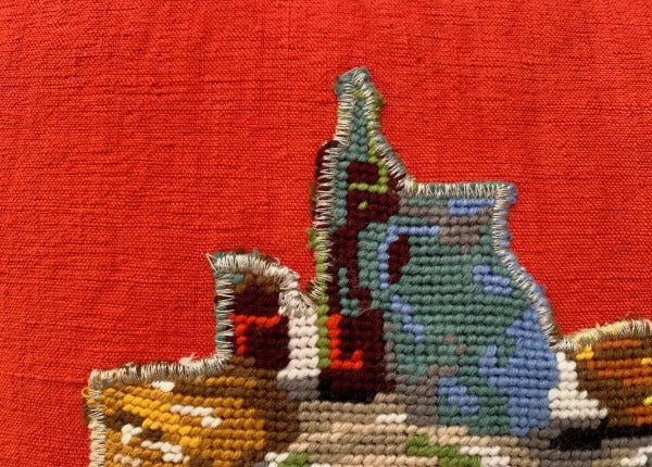 détail canevas vintage et lin ancien teint rouge d'un coussin déco upcyclé