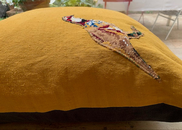 grand coussin déco en lin ancien jaune, laine française noire et canevas vintage
