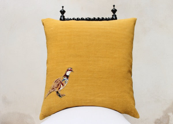 grand coussin déco upcyclé en lin ancien jaune, laine française et canevas vintage