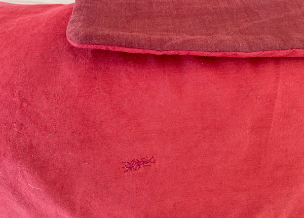 detail plaid / bout de lit / jeté de canapé bicolore  double-face rouge en lin ancien teint et broderies fourmis