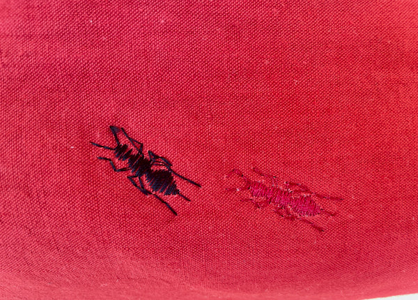 détail broderies fourmis rouge et bleue d'un plaid / bout de lit / jeté de canapé bicolore  double-face rouge en lin ancien teint 