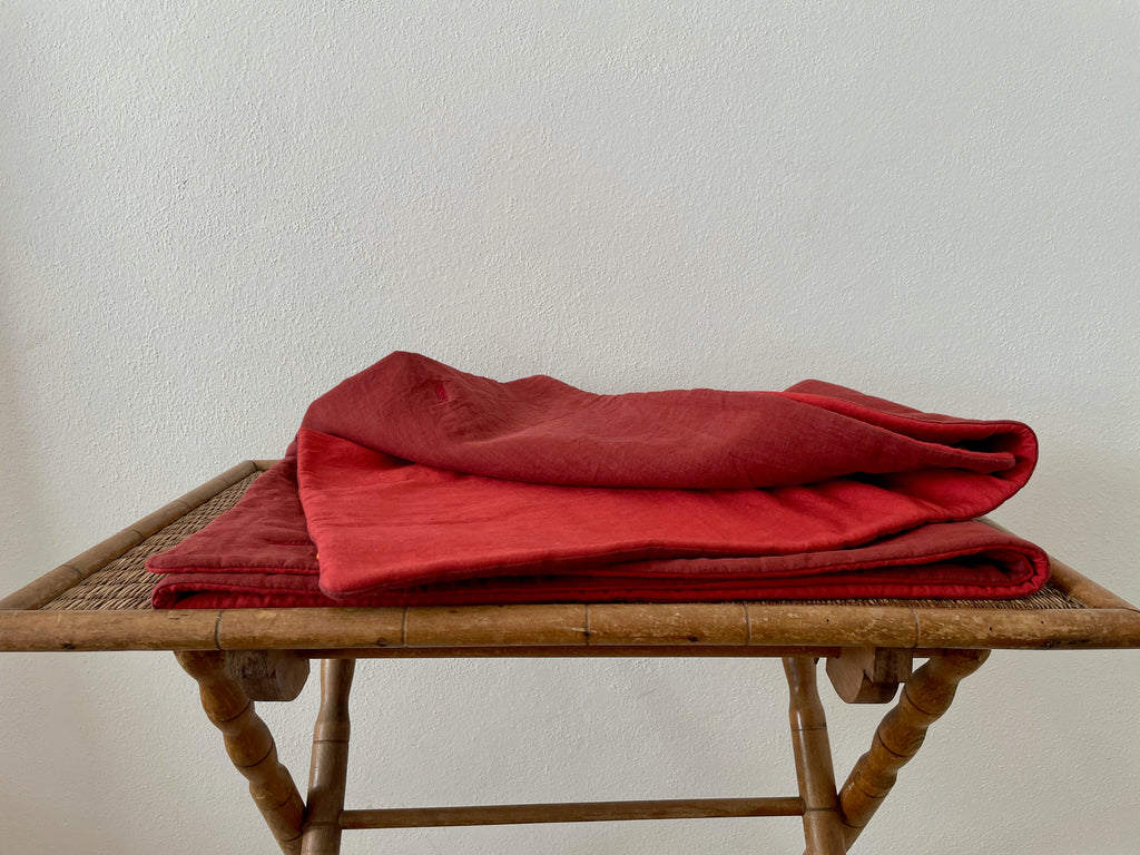 plaid / bout de lit / jeté de canapé bicolore  double-face rouge en lin ancien teint et broderies fourmis