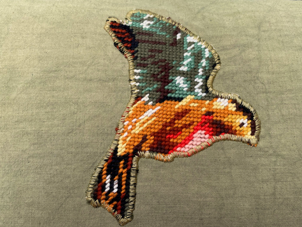 detail coussin décoratif en lin ancien teint vert et canevas recyclé motif petits oiseaux appliqués au surjet 
