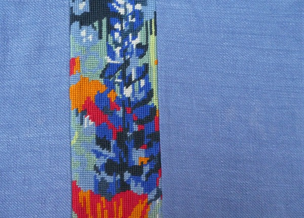 détail canevas vintage d'un coussin en lin ancien bleu upcyclé