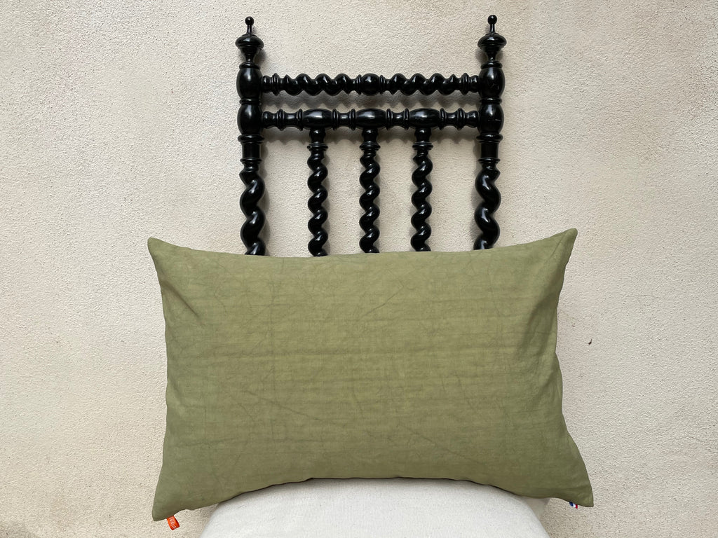 dos de coussin décoratif en lin ancien teint couleur vert