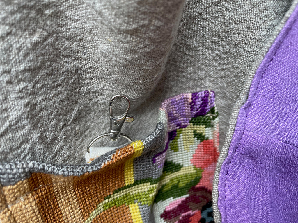 détail mousqueton de la poche en canevas d'un sac cabas en lin ancien upcyclé
