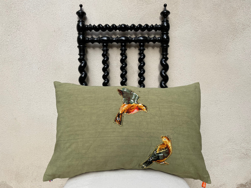 coussin décoratif en lin ancien teint vert et canevas recyclé motif petits oiseaux appliqué au surjet