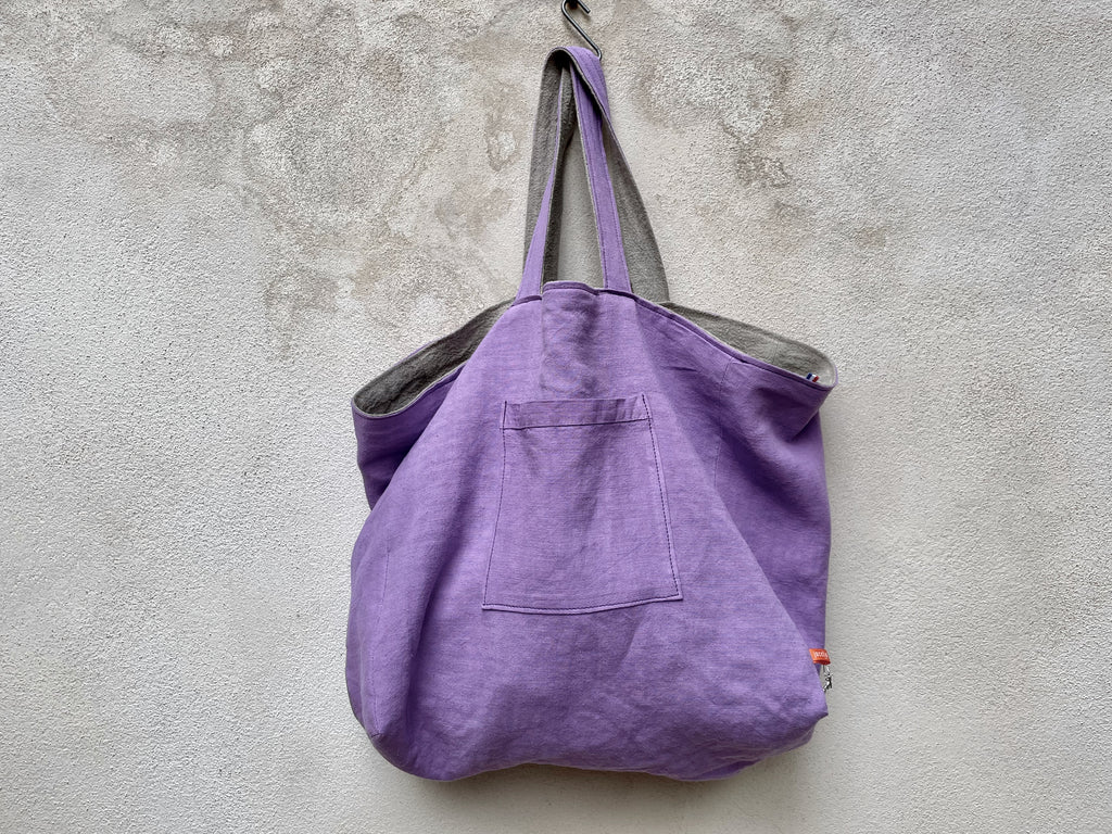 sac cabas entièrement réversible. Un côté en lin ou chanvre ancien couleur naturel et une poche en canevas recyclé. Un côté uni de couleur violet lilas et une poche ton sur ton.