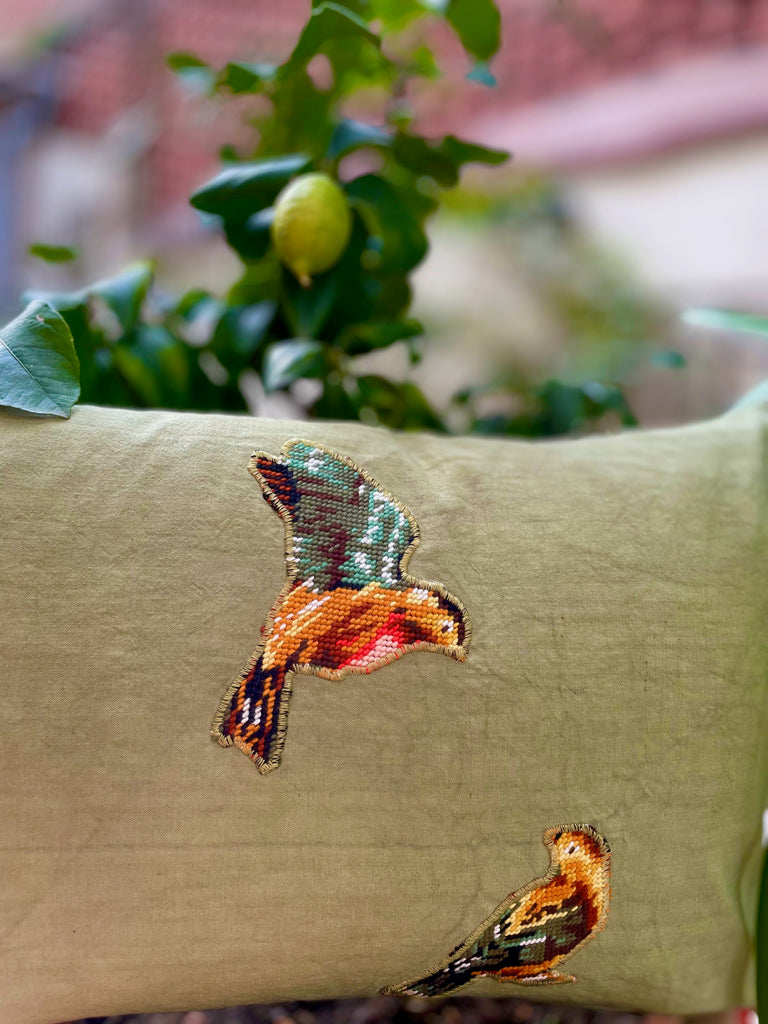 detail coussin décoratif en lin ancien teint vert et canevas recyclé motif petits oiseaux appliqués au surjet 