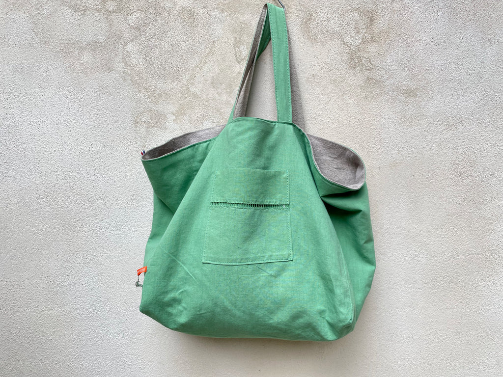 sac cabas entièrement réversible. Un côté en lin ou chanvre ancien couleur naturel et une poche en canevas recyclé. Un côté uni de couleur vert chlorophylle et une poche ton sur ton.