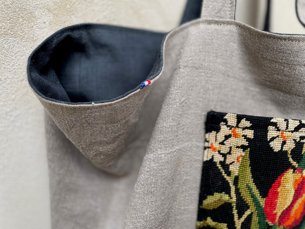 détail d'un sac cabas réversible en lin ancien naturel et lin ancien teint noir charbon, une poche en canevas recyclé