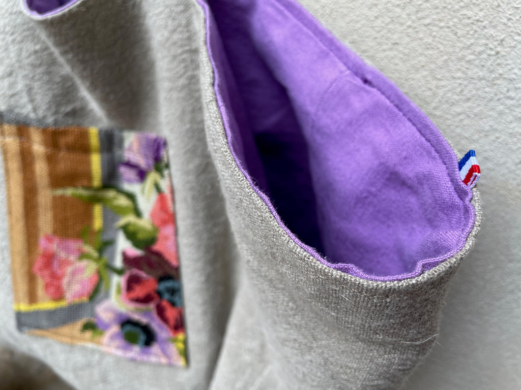 détail d'un sac cabas entièrement réversible en lin ancien naturel et lin ancien teint couleur lilas. Made in France