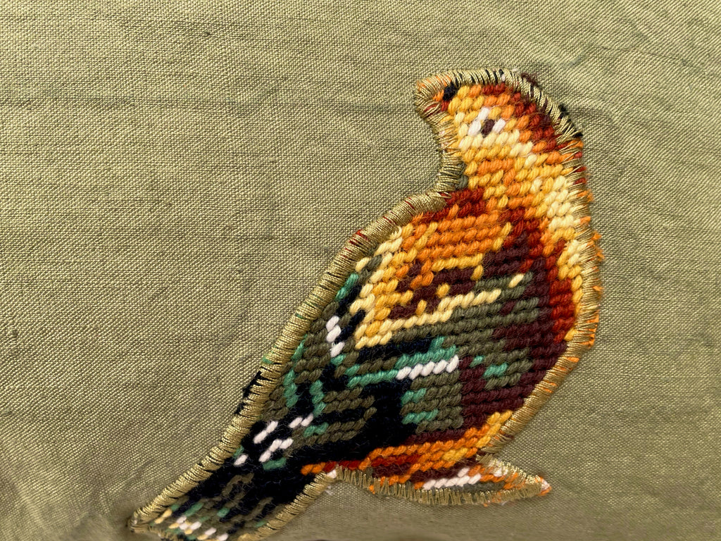 detail coussin décoratif en lin ancien teint vert et canevas recyclé motif petits oiseaux appliqués au surjet 